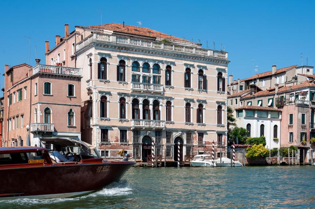 Ca' dei Cuori on the Grand Canal photo 1