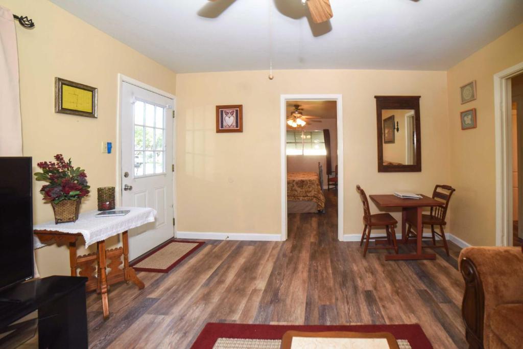 Fredericksburg Home - 8 Blocks to Main St and Wineries photo 4