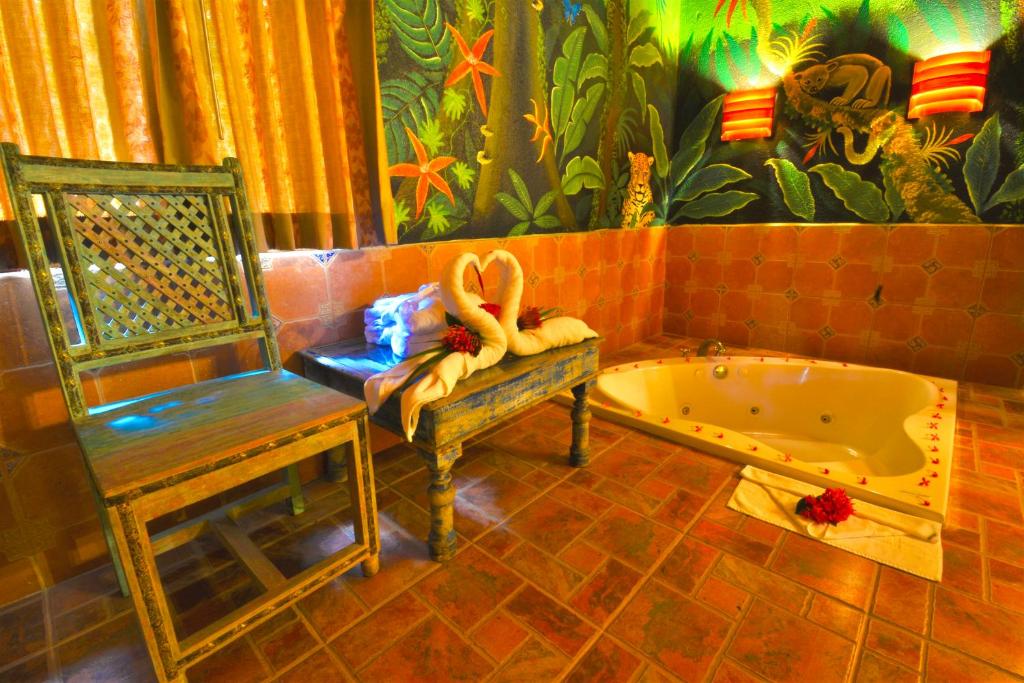 La Mansion Inn Arenal - Tap to explore photos