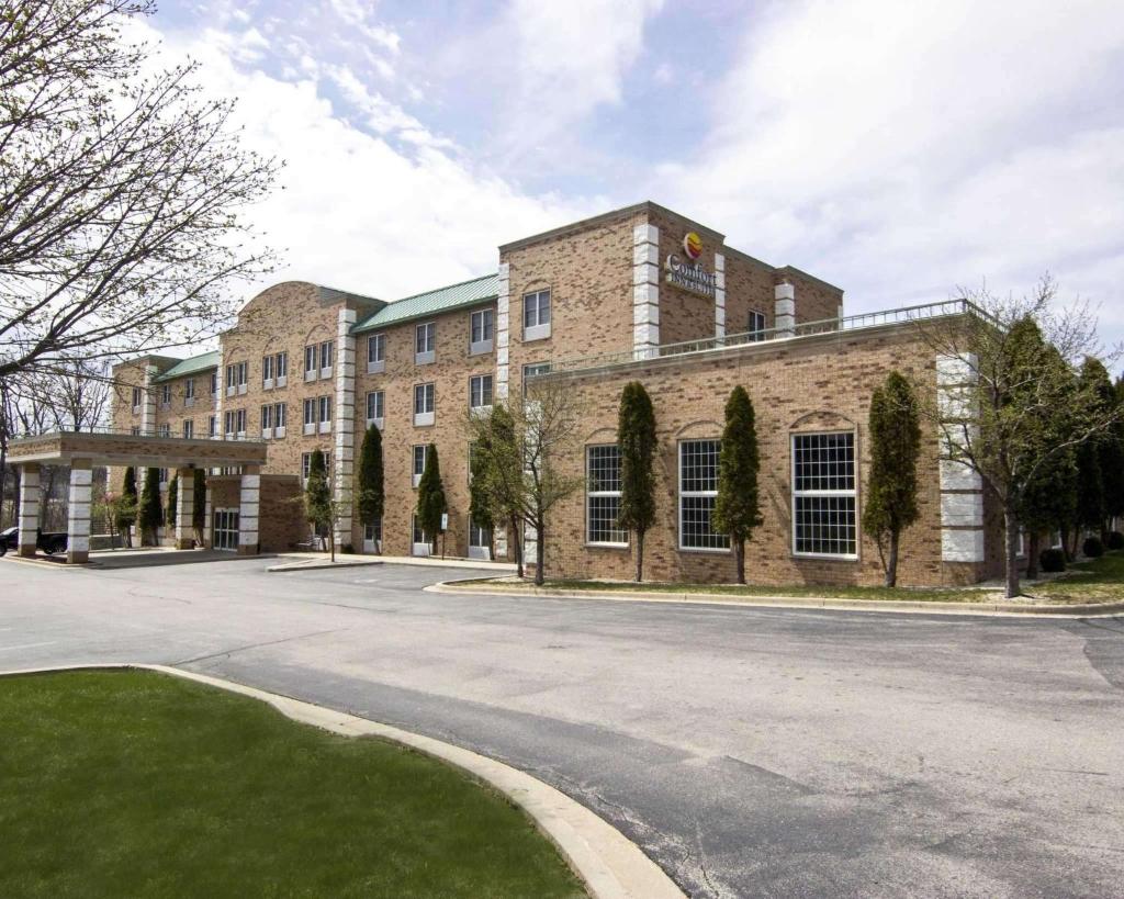 Comfort Inn & Suites Grafton - Cedarburg image