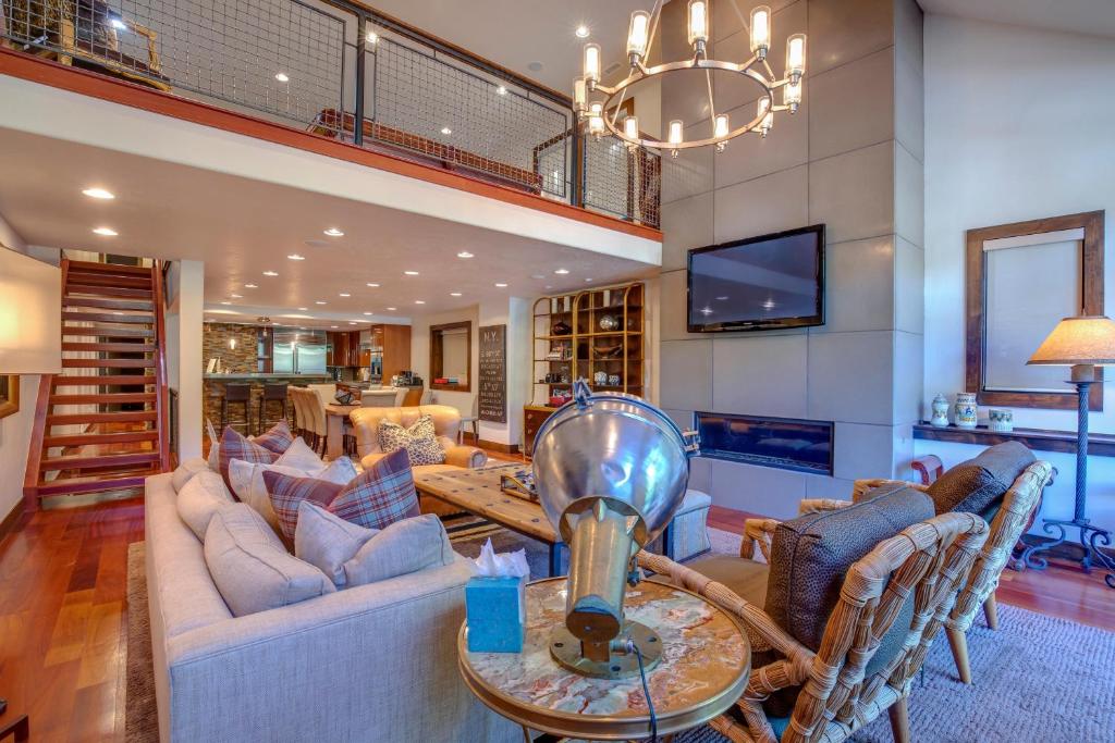 607 Deer Valley Drive image