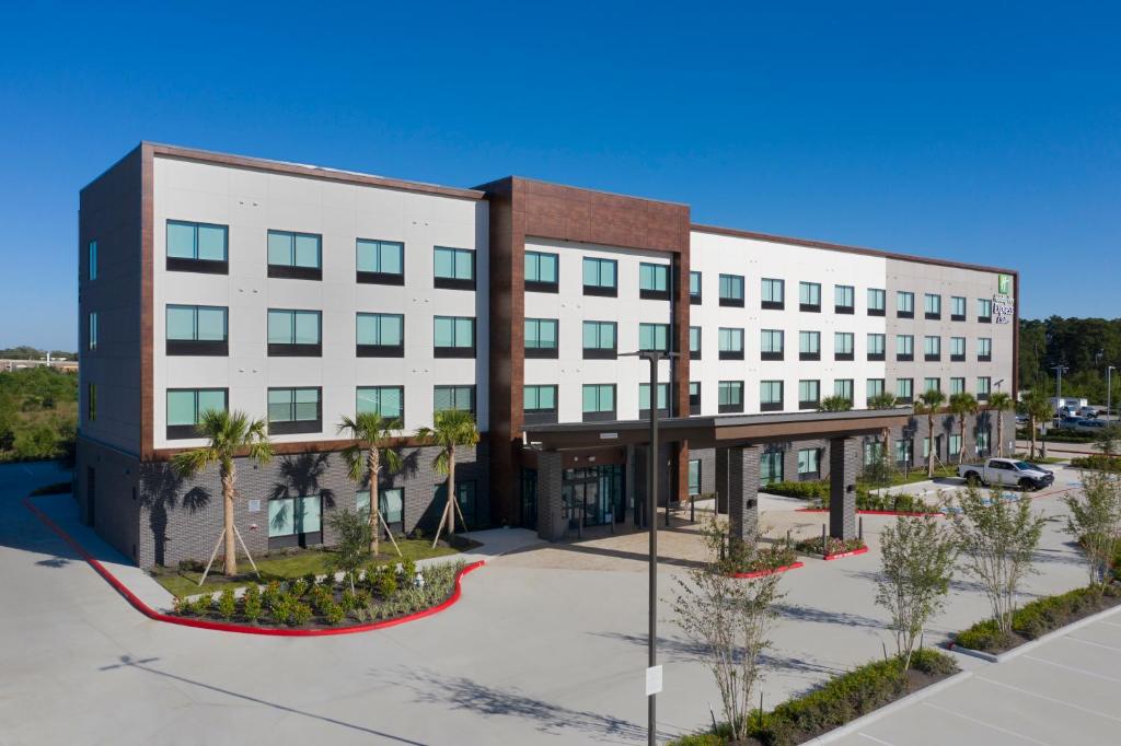 Holiday Inn Express & Suites Woodlands Area, an IHG Hotel image