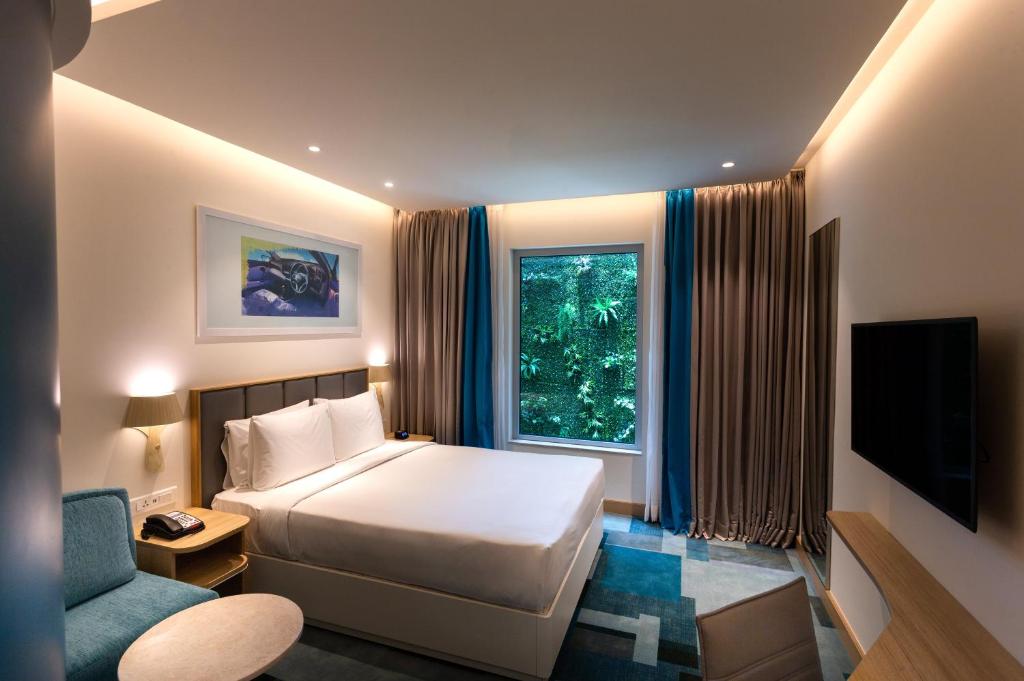 Двухместный (Standard Queen with Free Buffet Breakfast & 10% Disc on F&B and 24 Hrs Checkin), Holiday Inn Express & Suites Bengaluru Old Madras Road, an IHG Hotel