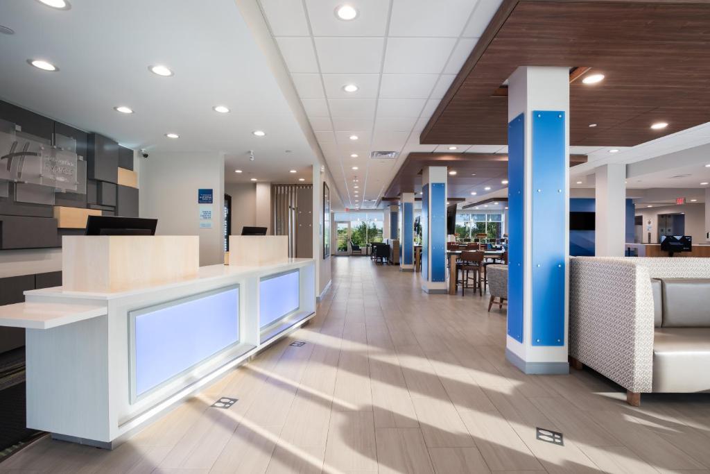 Holiday Inn Express & Suites Chicago - Hoffman Estates, an IHG Hotel image