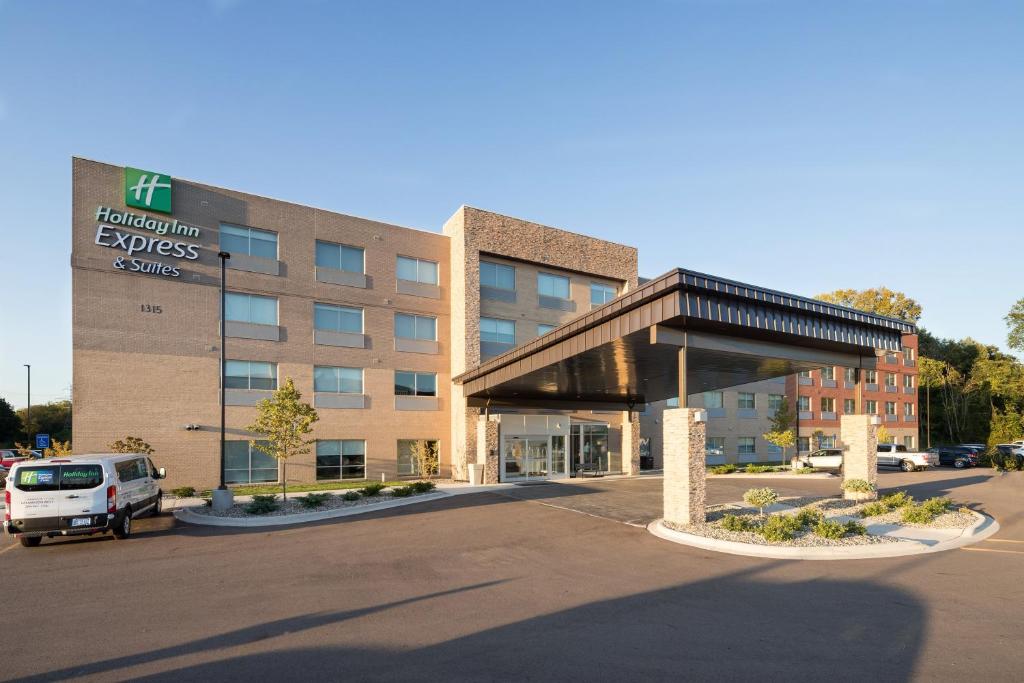Holiday Inn Express and Suites Kalamazoo West, an IHG Hotel image