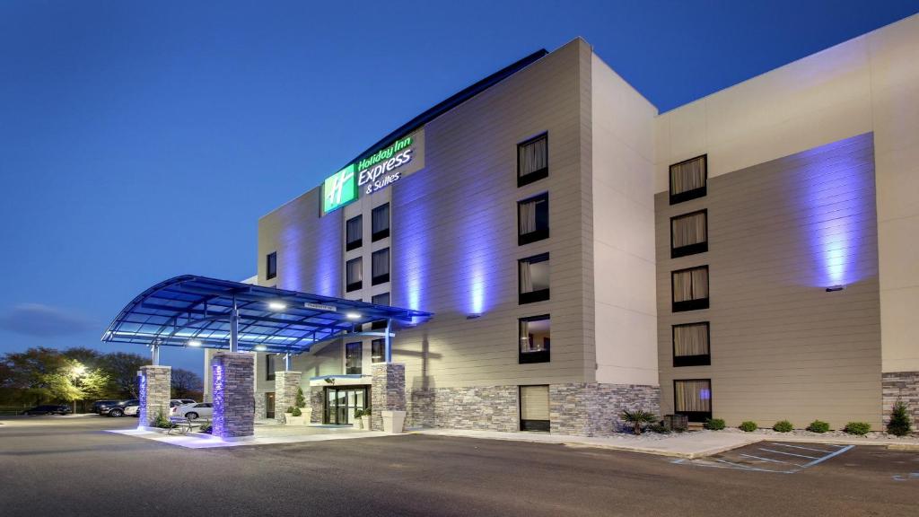 Holiday Inn Express & Suites Jackson Downtown - Coliseum, an IHG Hotel image