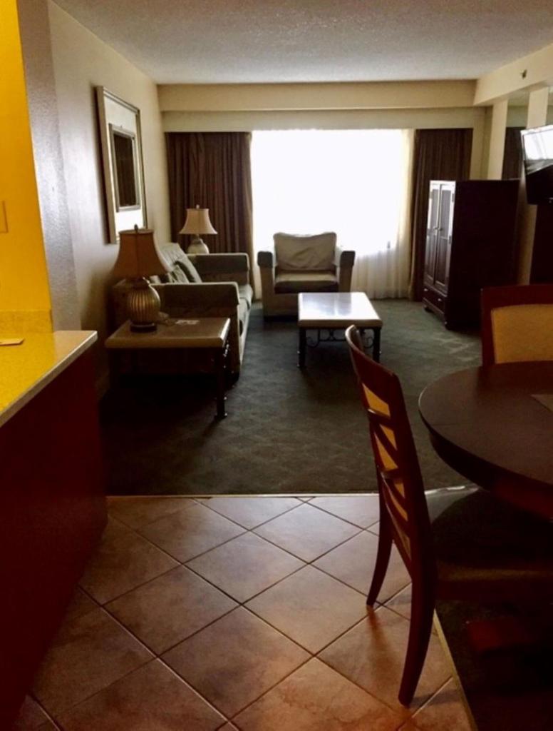 Апартаменты (Люкс с 2 спальнями (без курортного сбора)), Jockey Resort Suites Center Strip