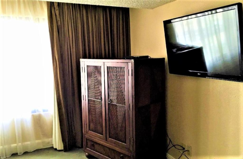 Апартаменты (Люкс с 2 спальнями (без курортного сбора)), Jockey Resort Suites Center Strip