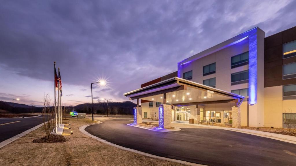 Holiday Inn Express & Suites Marion, an IHG Hotel image