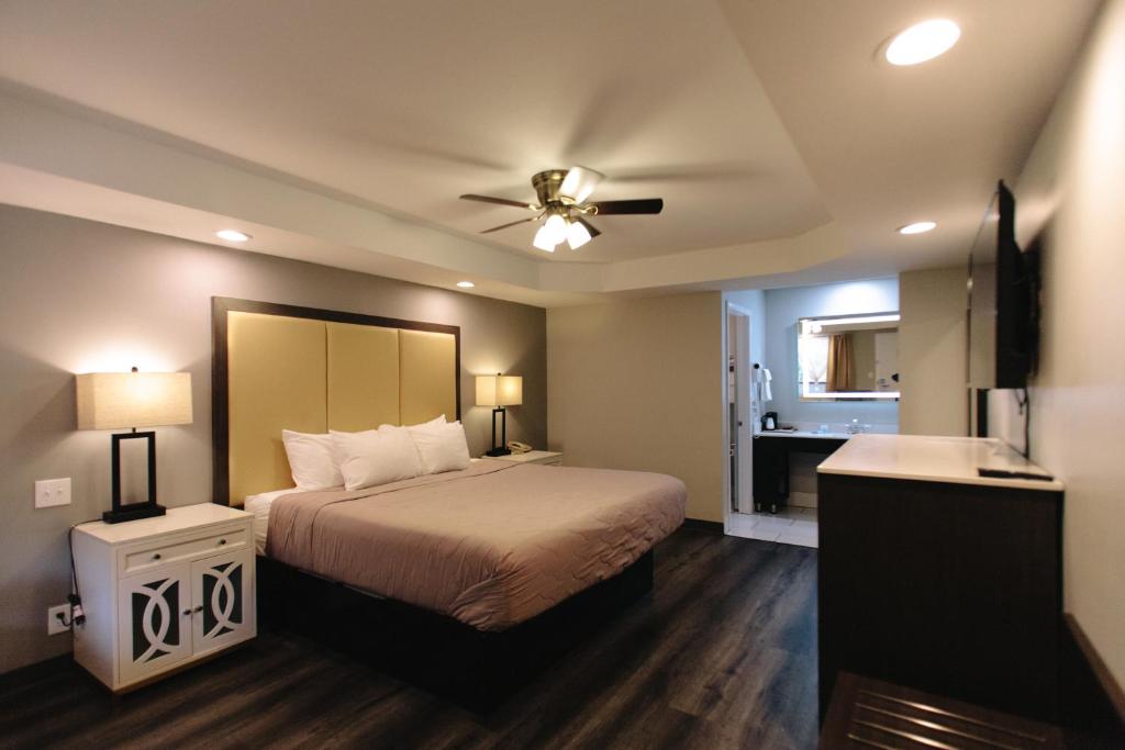 Riverbend Motel & Cabins photo 2