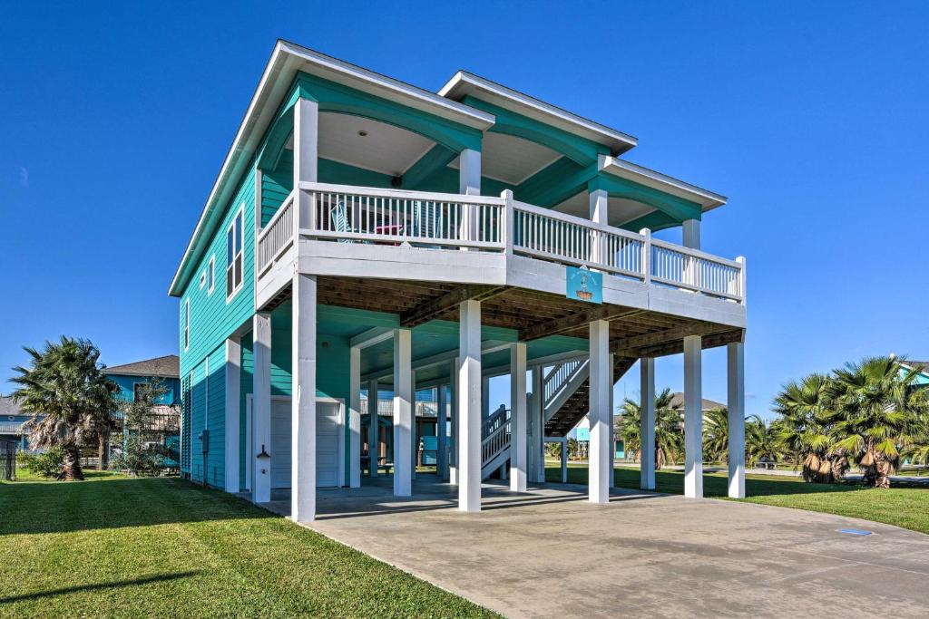 Updated Bolivar Peninsula Retreat Deck and Fire Pit