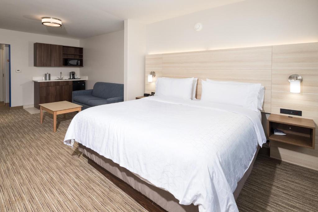 Holiday Inn Express & Suites - Portage, an IHG Hotel photo 3