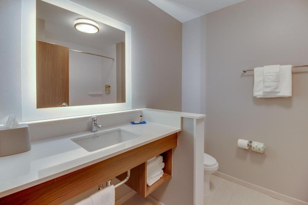 Holiday Inn Express & Suites - Union City, an IHG Hotel photo 2