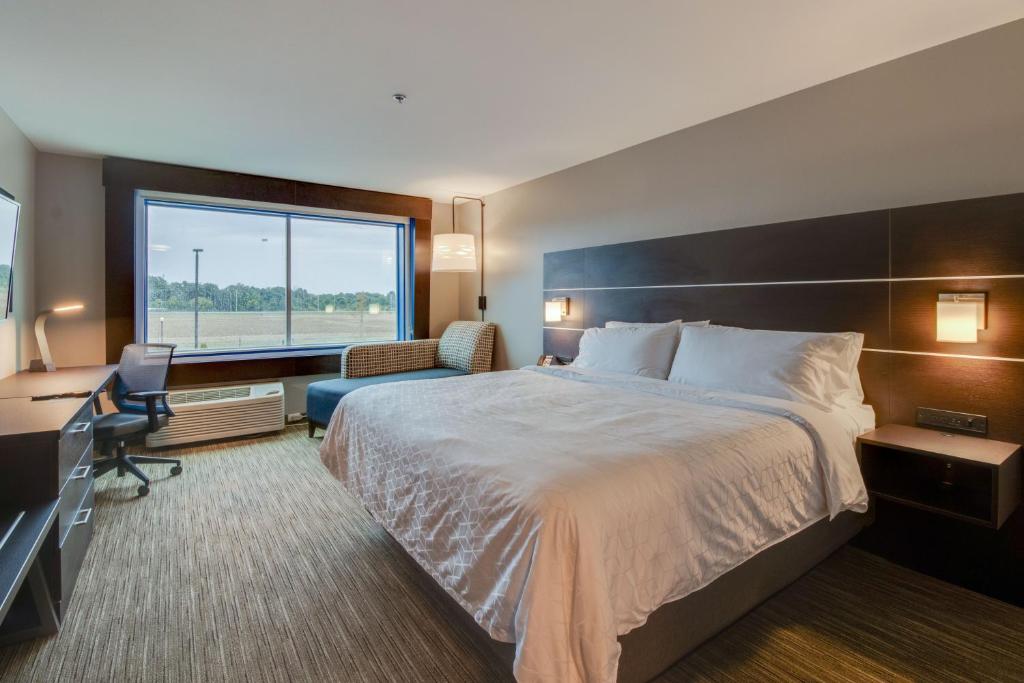 Holiday Inn Express & Suites - Union City, an IHG Hotel photo 4
