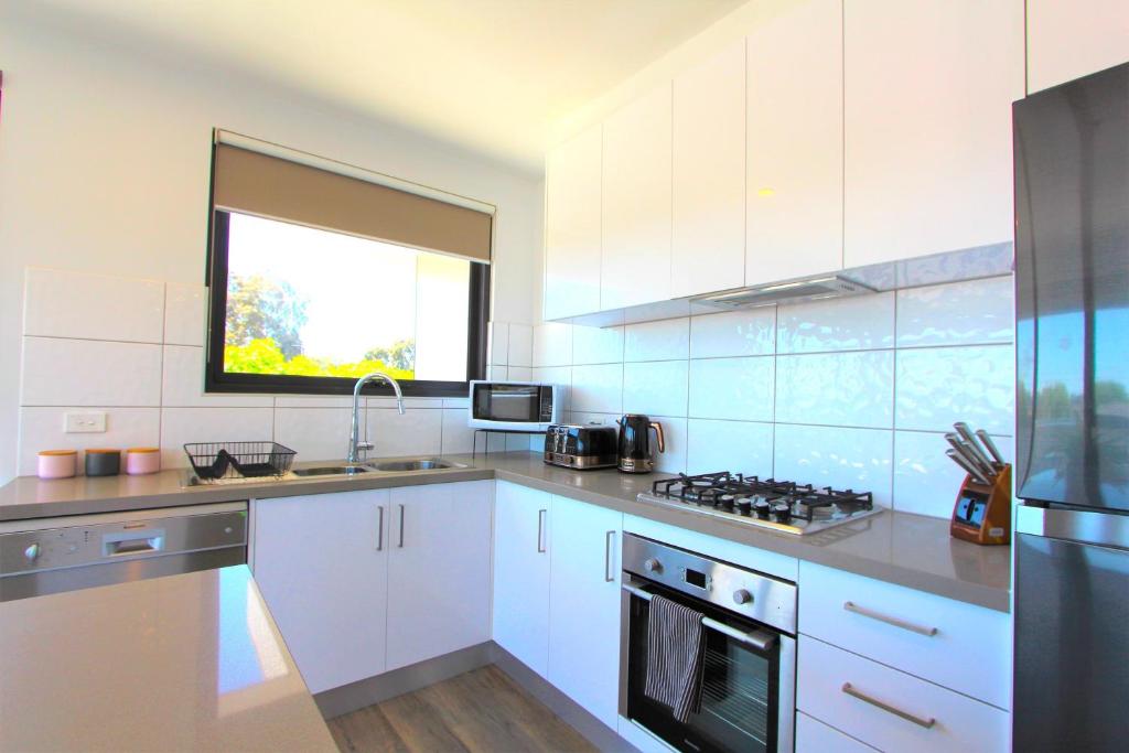 StayCentral - Heidelberg Heights Penthouse photo 3