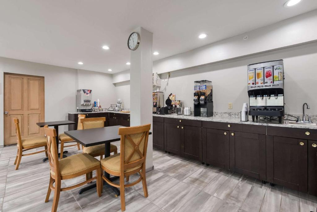 Econo Lodge Inn & Suites photo 2