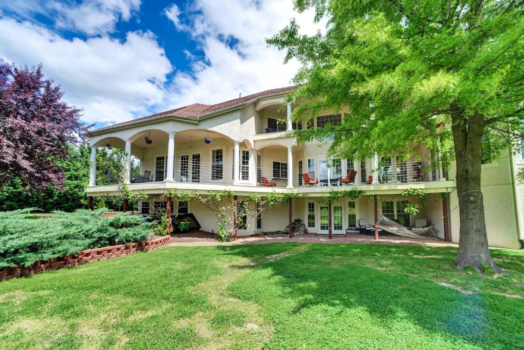Whispering Oak Mansion photo 2