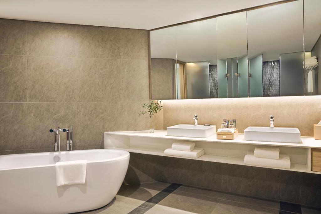 Сьюит (Улучшенный люкс с кроватью размера «king-size»), Novotel Hanoi Thai Ha