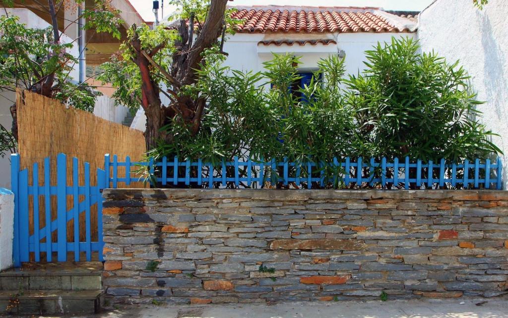 Small traditiional home near the shops and restaurants in Korissia, Kea photo 2