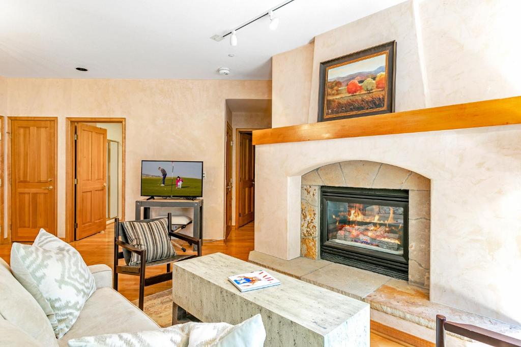Spruce Tree Lodge #208 photo 3