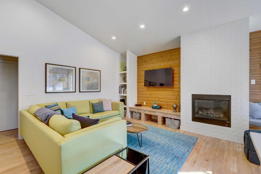 Modern Grand Lake Cabin with Fireplace and Deck! photo 3