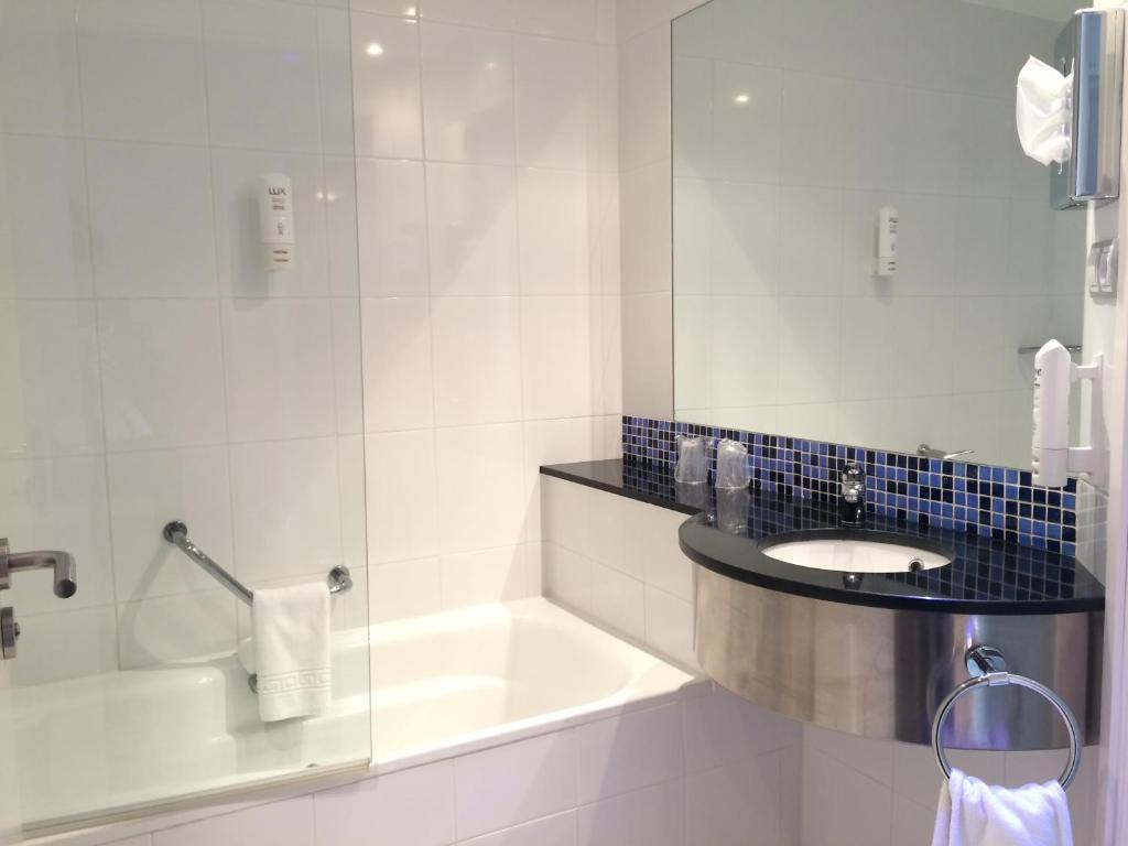 Holiday Inn Express Bilbao Airport, an IHG Hotel photo 3