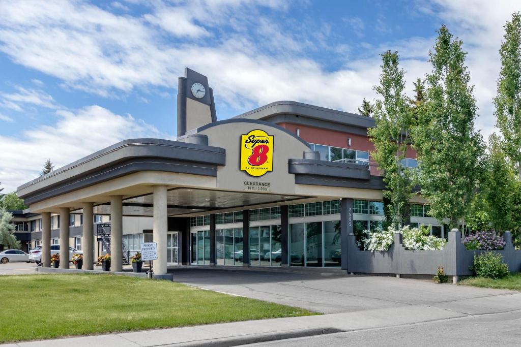 Super 8 by Wyndham Macleod Trail Calgary photo 1