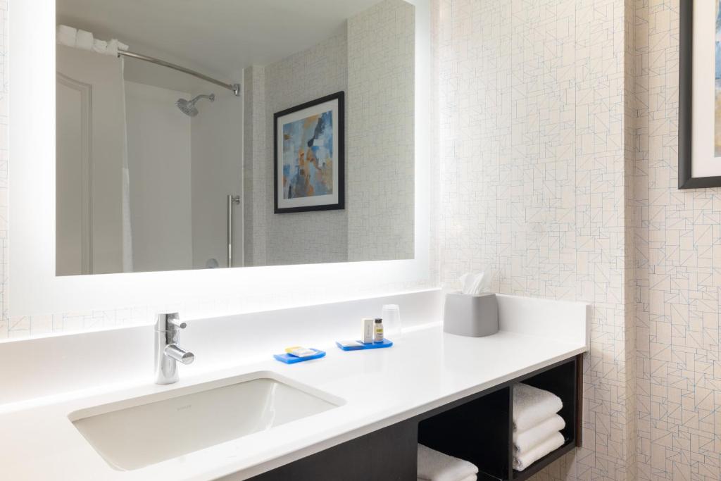 Holiday Inn Express & Suites Boston - Cambridge, an IHG Hotel photo 1