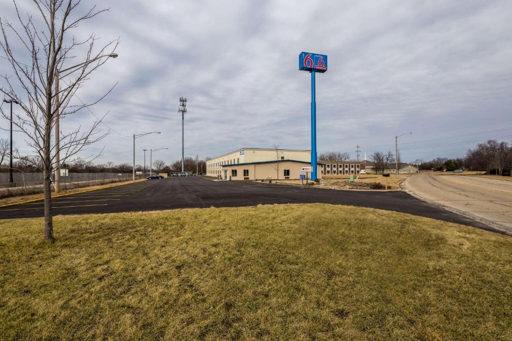 Motel 6 Peoria, IL image