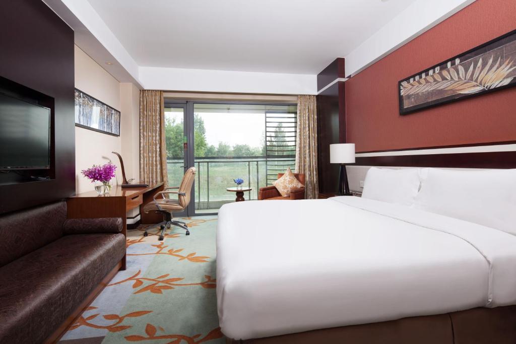 Двухместный (Улучшенный номер с кроватью размера «king-size» и видом на парк), Holiday Inn Beijing Shijingshan Parkview