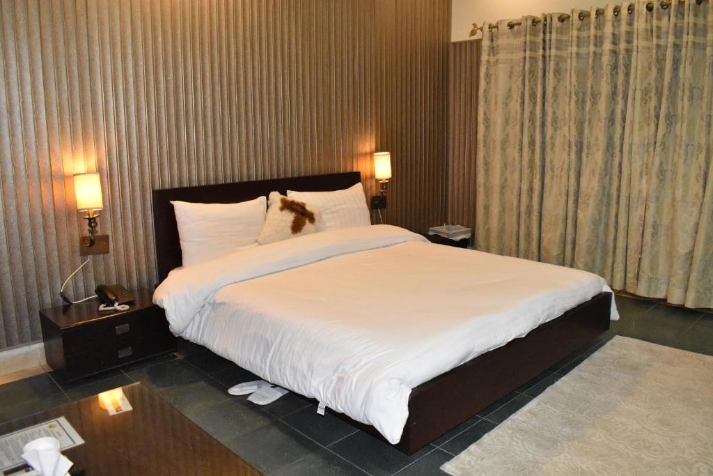 Safari Club 2 Bahria Town photo 2