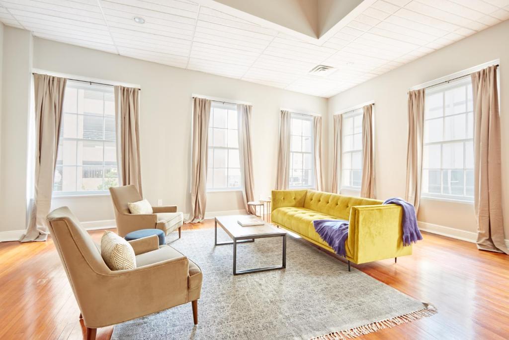 Sonder Baronne Manor image