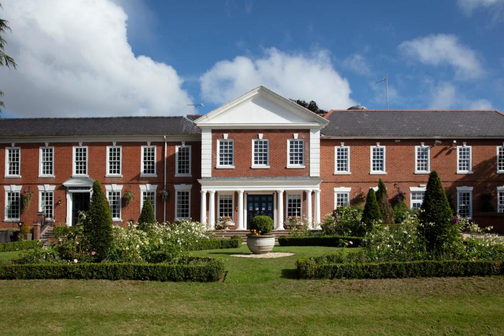 Best Western Plus Birmingham NEC Meriden Manor Hotel - Tap to explore photos