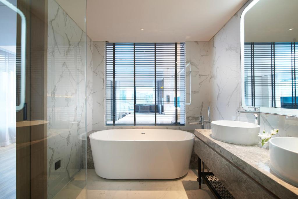 Сьюит (Угловой люкс с 2 спальнями), Отель Amari Watergate Bangkok