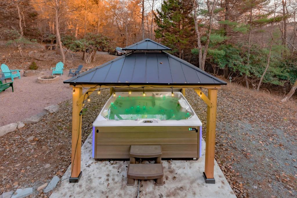 Luxurious house with largest hot tub & perfect retreat! photo 2