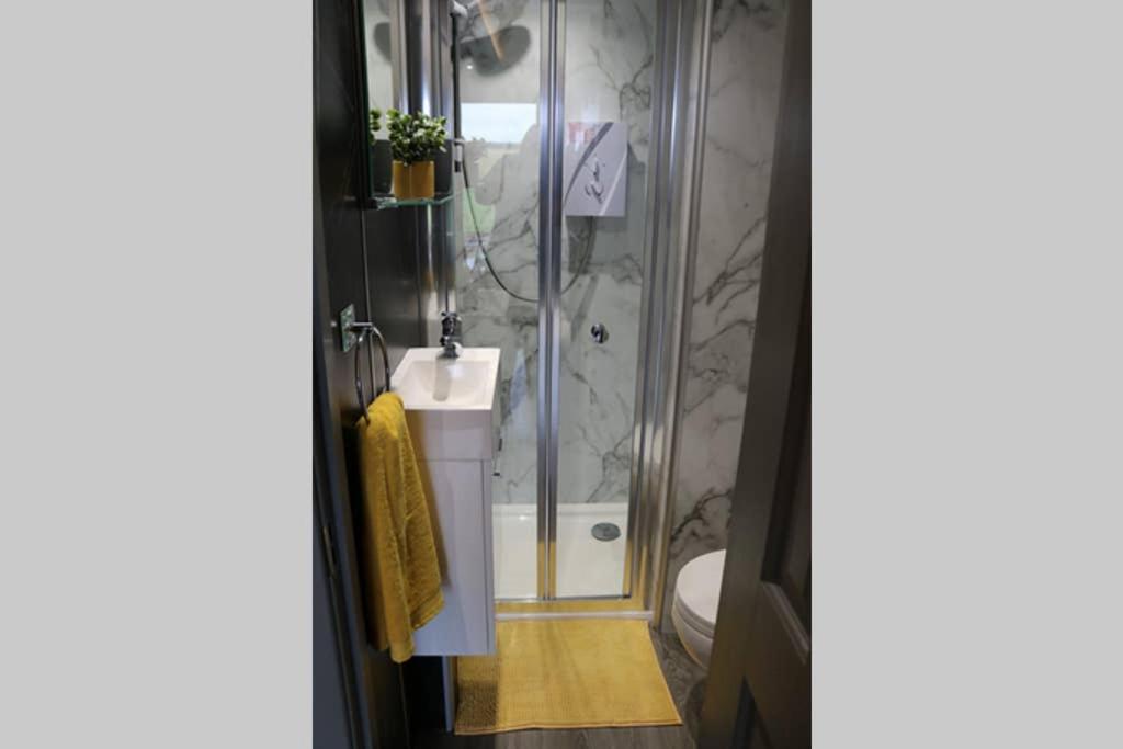 Glampods Glamping Pod - meet Highland Cows and Sheep Elgin photo 4