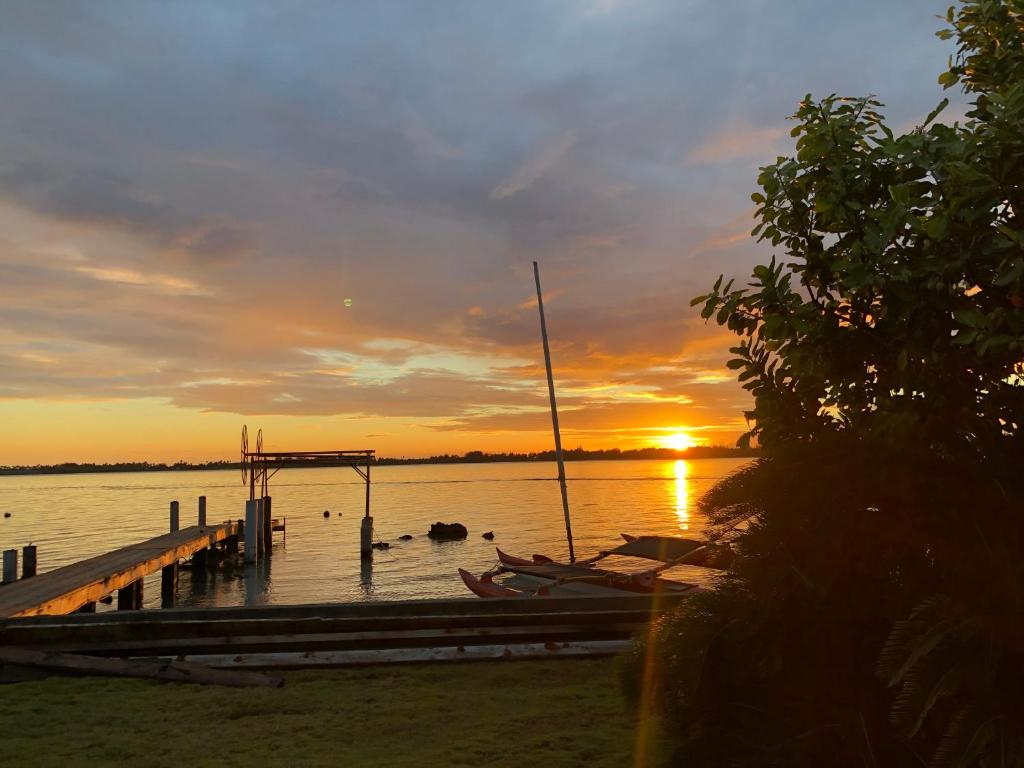 Bora Bora waterfront sunrise villa photo 3