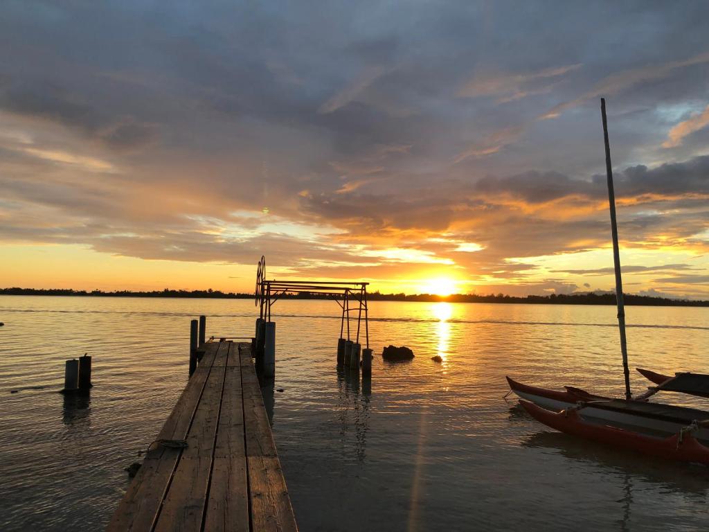 Bora Bora waterfront sunrise villa photo 2