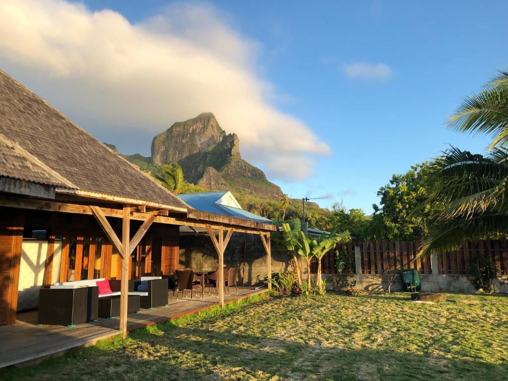 Bora Bora waterfront sunrise villa photo 4