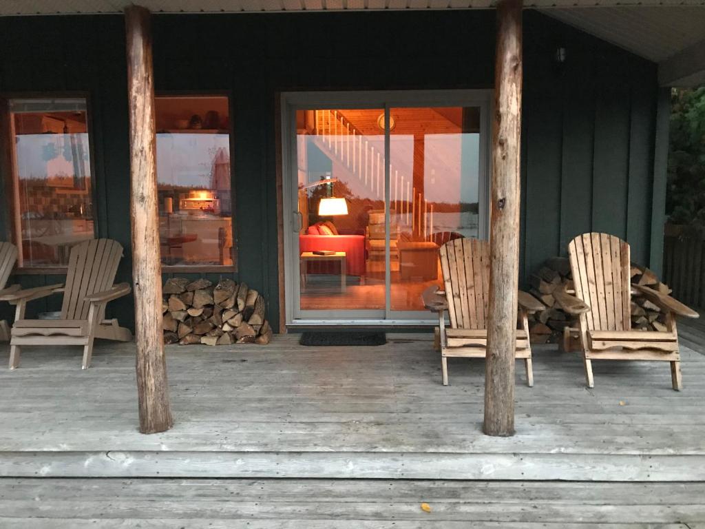 Sunset Lakehouse, cozy cottage photo 2