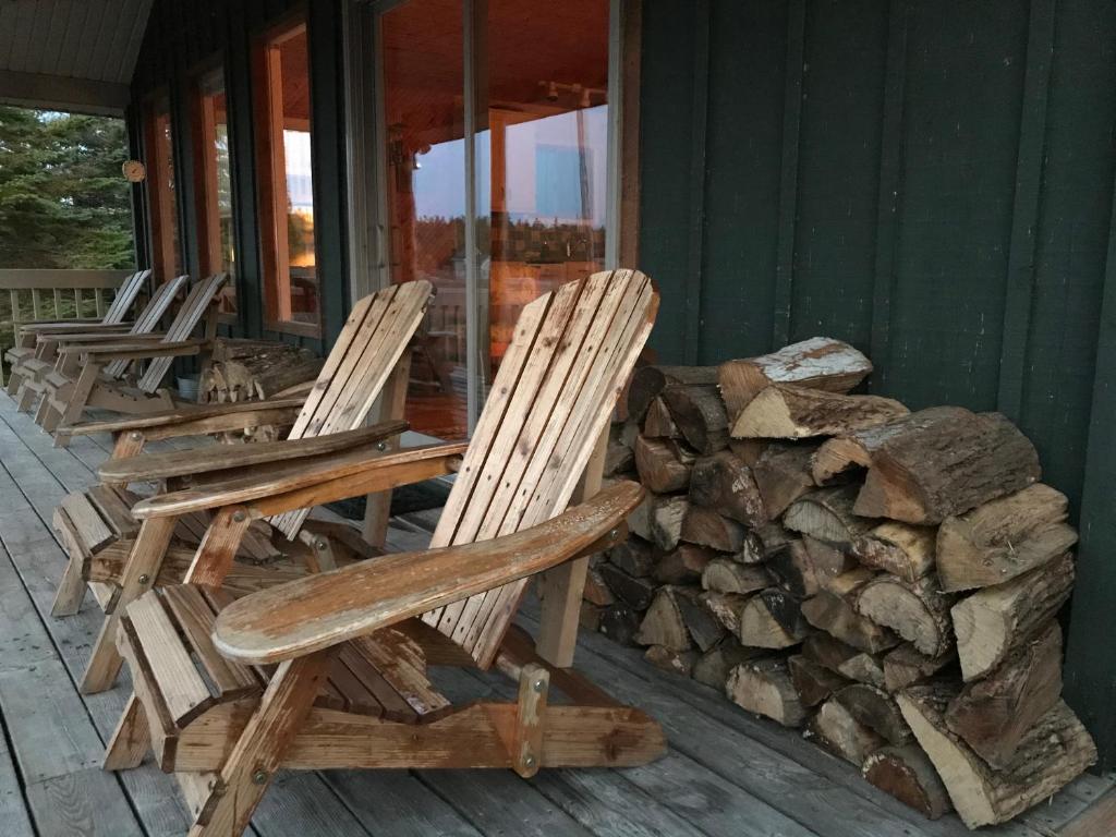 Sunset Lakehouse, cozy cottage photo 1