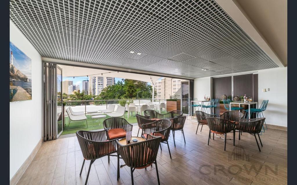 High Floor Ocean View at Surfers Paradise - Hotel Studio - Tap to explore photos