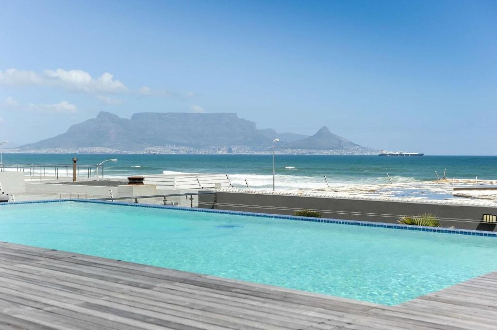 Infinity Self Catering Beachfront Apartment 302 photo 4