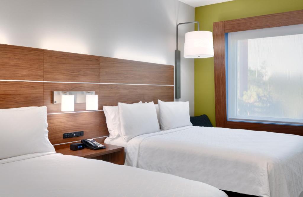 Holiday Inn Express & Suites - Gainesville I-75, an IHG Hotel photo 2