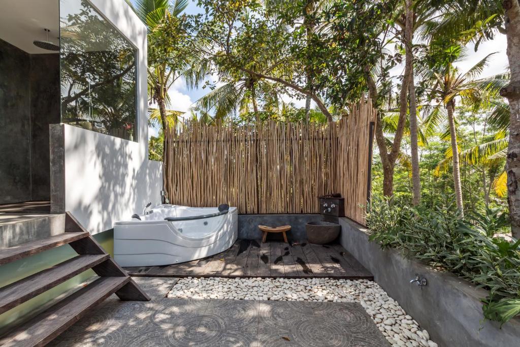 Сьюит (One-Bedroom Family Suite with Jacuzzi and  Free Benefit), De Ubud Villas & Spa