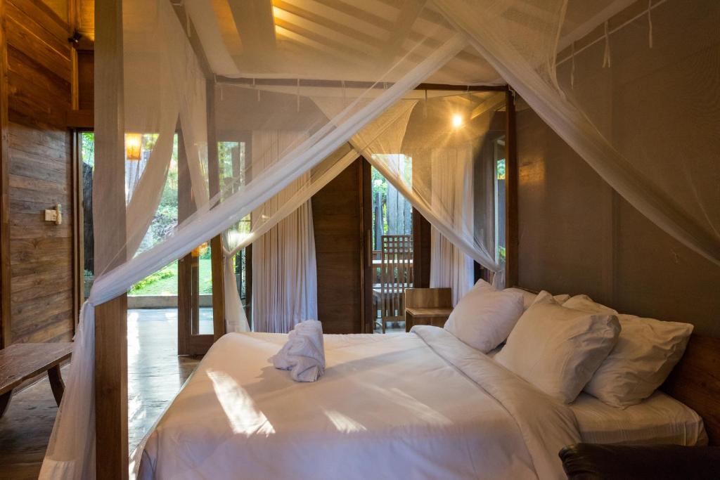 Вилла (Wooden Two-Bedroom Villa and Garden View), De Ubud Villas & Spa