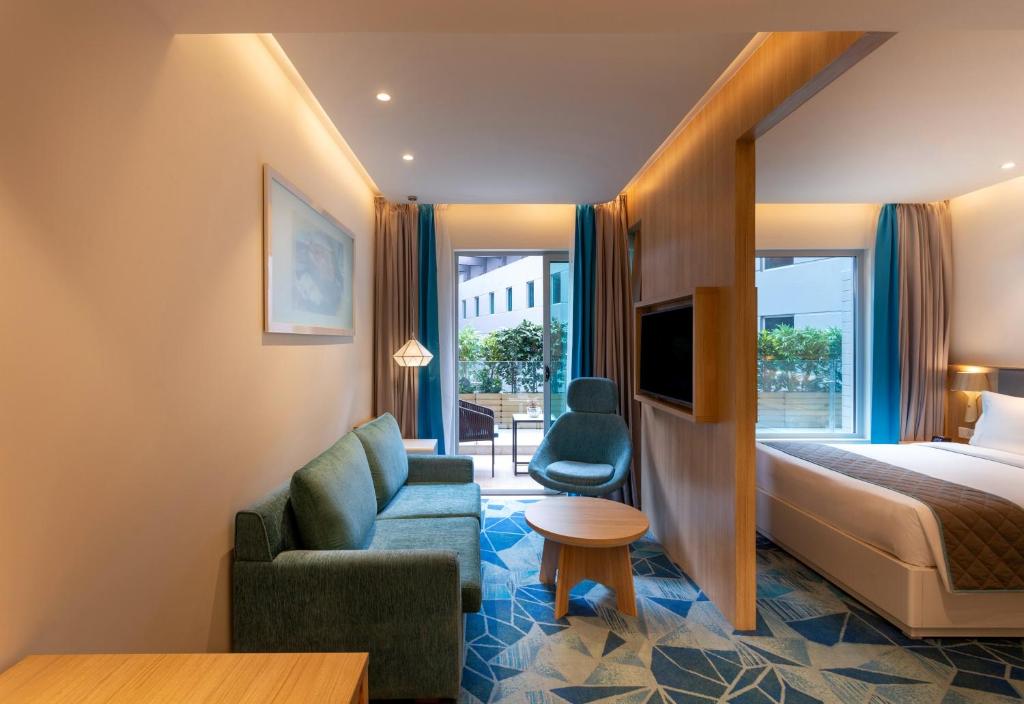 Сьюит (1 QUEEN BED JUNIOR SUITE Free Buffet Breakfast and 15% Disc on F&B), Holiday Inn Express & Suites Bengaluru Old Madras Road, an IHG Hotel