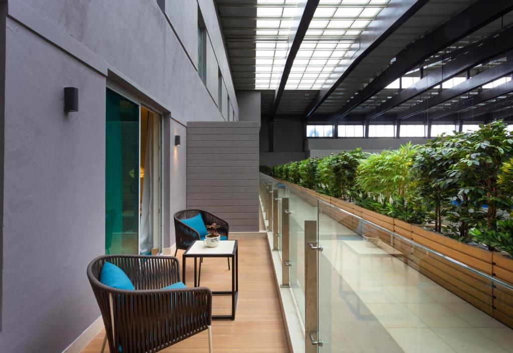 Двухместный (Standard Twin Room with Balcony with Free Buffet Breakfast & 10% Disc on F&B and 24 Hrs Checkin), Holiday Inn Express & Suites Bengaluru Old Madras Road, an IHG Hotel