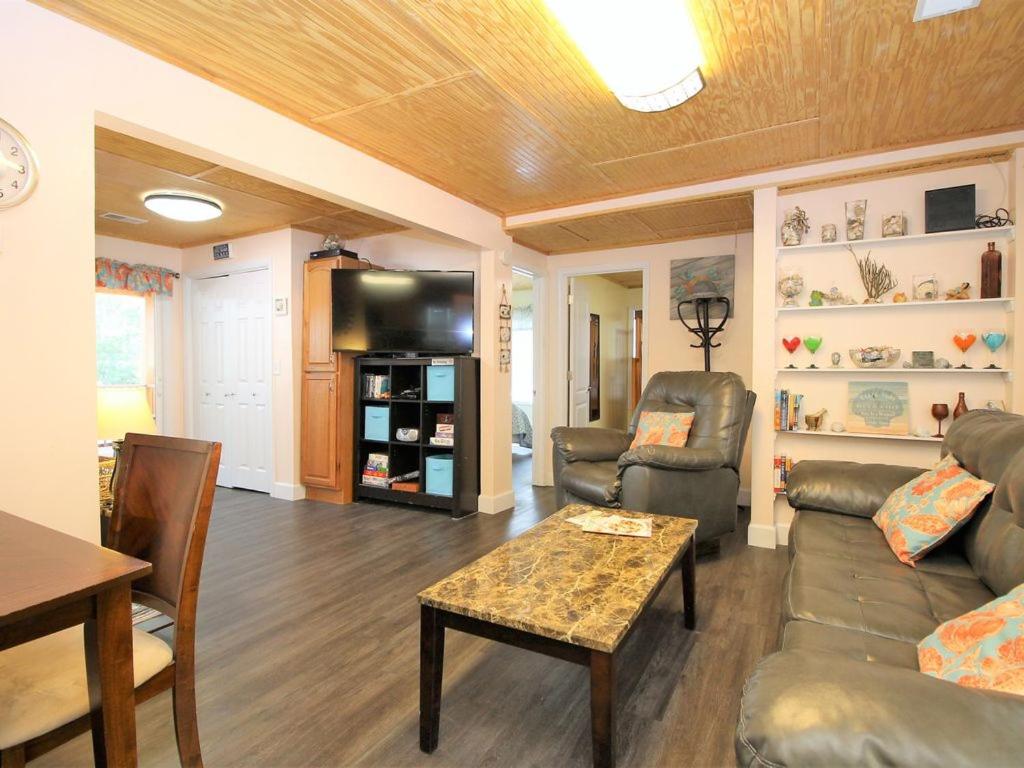E Huron 401 photo 4