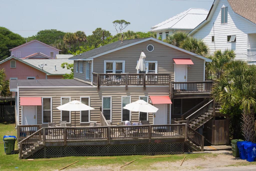 Salty Shack Unit C - Salty Shack - Dog Friendly Home - Across from the Beach - Central Location! image